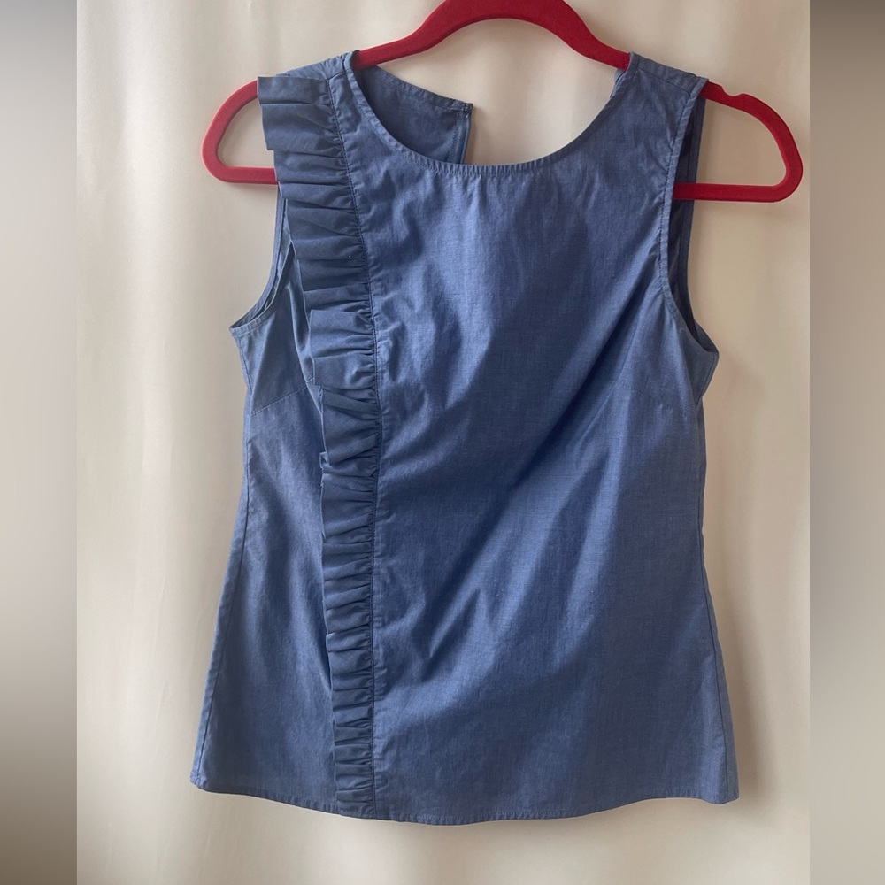 Banana Republic top in size 0.  Cotton/spandex.